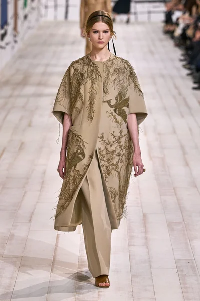 Look 15